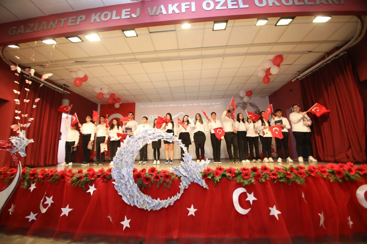 Gaziantep Kolej Vakfı’nda Cumhuriyete Yakışır Kutlama