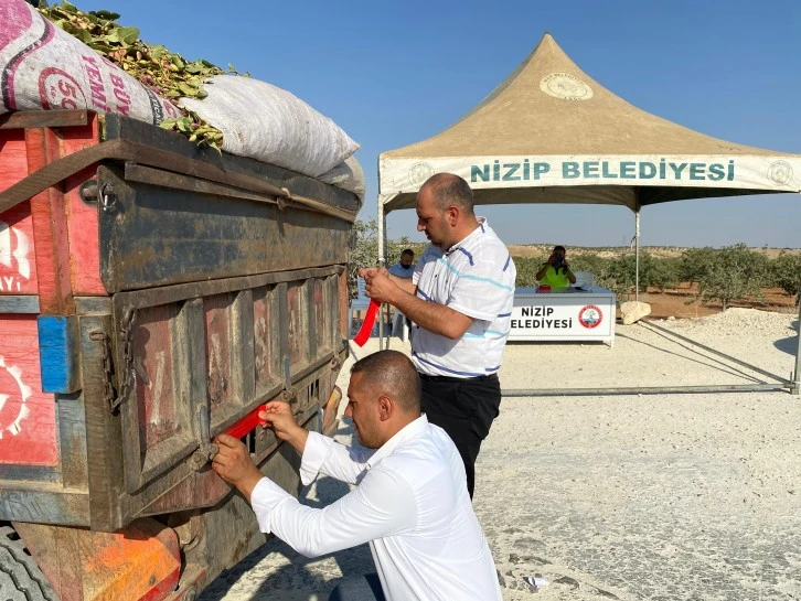 Nizip Belediyesi traktör kazalarının önüne geçmek için reflektör dağıttı