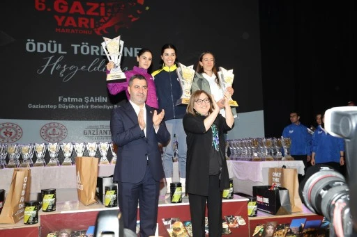 GAZİ YARI MARATONU’NDA DERECEYE GİREN SPORCULAR ÖDÜLLENDİRİLDİ