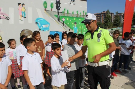  ÇOCUKLAR, TRAFİK KURALLARINI EĞLENEREK ÖĞRENİYORLAR