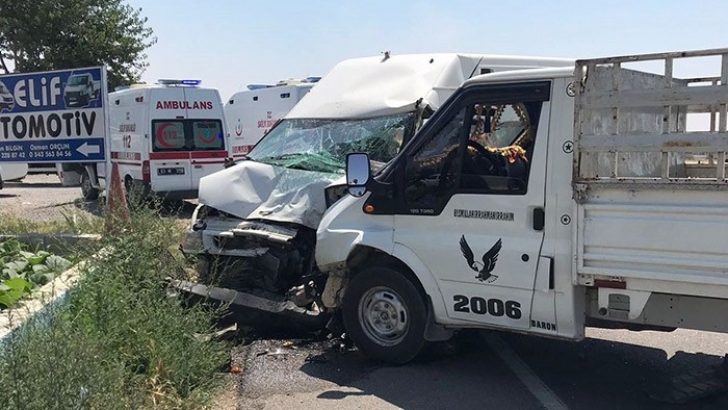 Minibüsle kamyonet çarpıştı: 8 yaralı