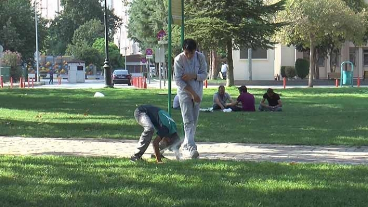 Sıcak havalardan bunalan vatandaşlar kendilerini parklara atıyor