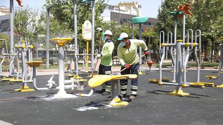 ŞEHİTKAMİL’DEKİ TÜM PARKLAR DEZENFEKTE EDİLİYOR