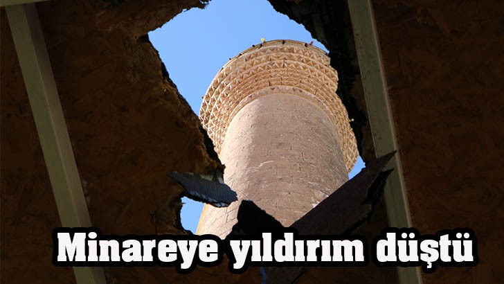 Minareye yıldırım düştü