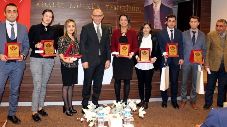 Gaziantep’te başarılı adliye personeline plaket