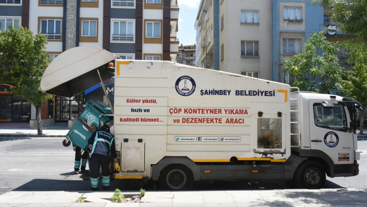 Şahinbey’de Çöp Konteynerleri Dezenfekte Edilerek Temizleniyor