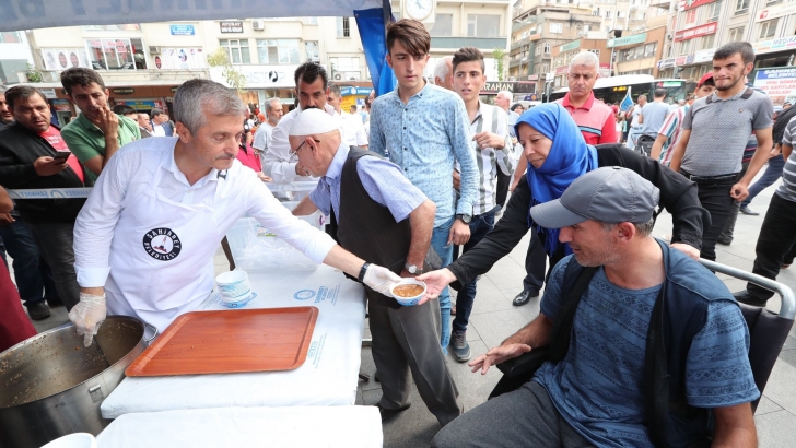 BAŞKAN TAHMAZOĞLU “ HER GÜN 10.000 KİŞİYE AŞURE İKRAMINDA BULUNUYORUZ”