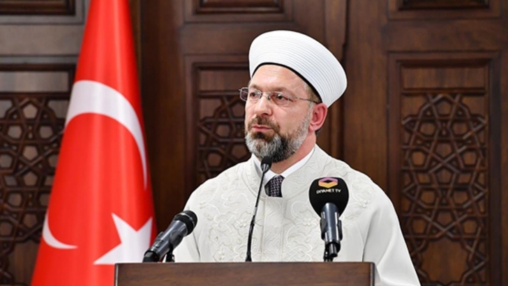 Diyanet: Camilerde cemaatle namaza ara verildi